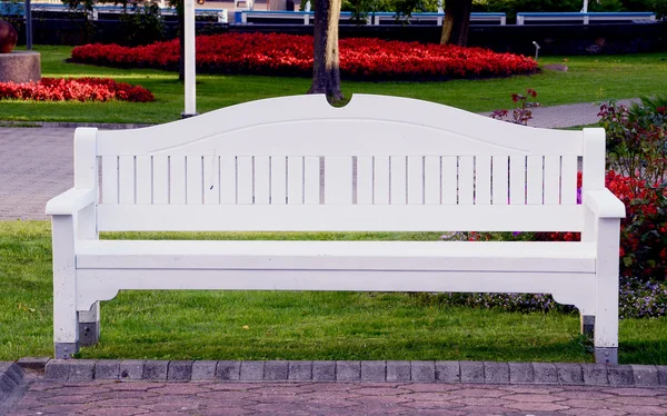 Biały ławki w parku. — Zdjęcie stockowe