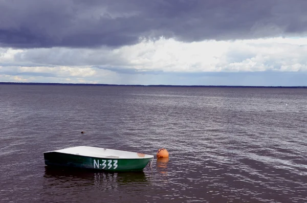 Yksinäinen muovivene . — kuvapankkivalokuva
