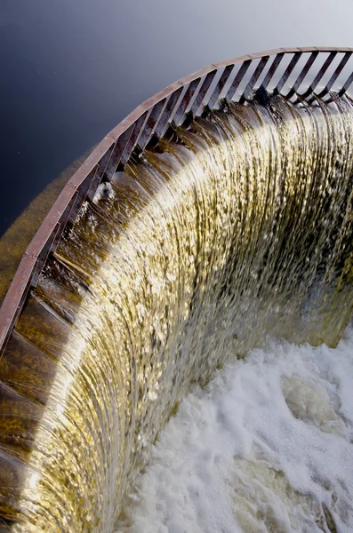 Wasser läuft durch Staudamm. — Stockfoto