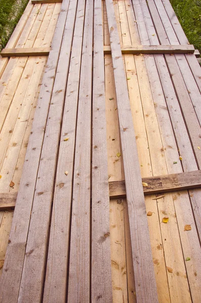 Tavole di legno lunghe caricate in un mazzo . — Foto Stock