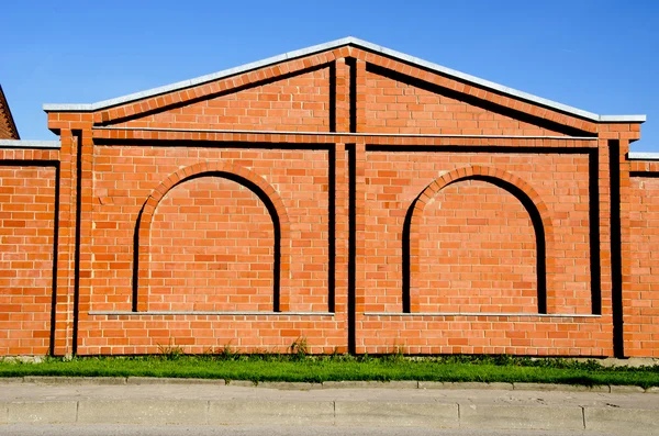 Mauer aus rotem Backstein mit Dekorationen. — Stockfoto