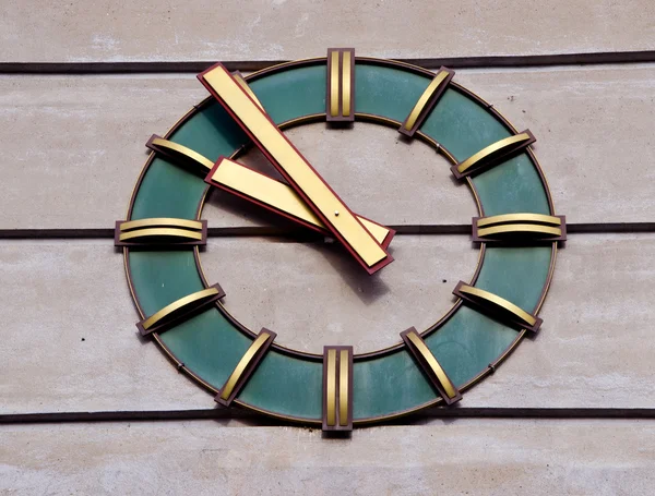 Kątowa zegar na ścianie budynku przemysłowym. Mijający czas. — Zdjęcie stockowe