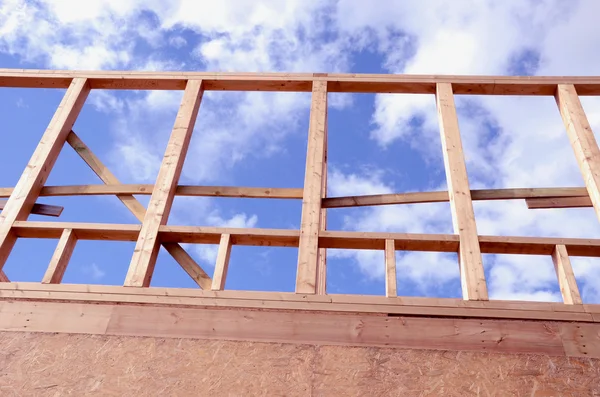 Fragmento de casa de marco de madera de nueva construcción . —  Fotos de Stock