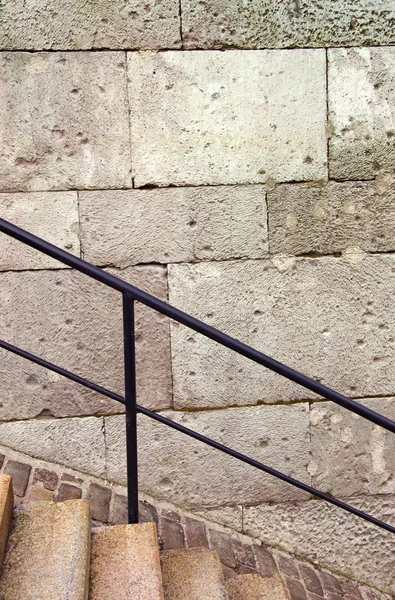 Fragmentów architektonicznych. schody i ściany z bloczków betonowych. — Zdjęcie stockowe