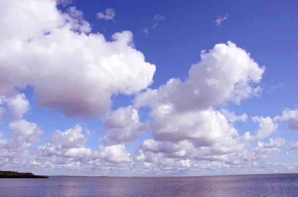Tło niebo i jezioro. naturalne romantyczny widok na jezioro i niebo. — Zdjęcie stockowe