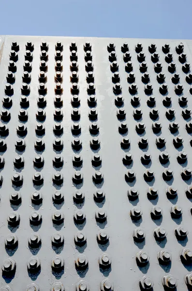 Moderna pared con tornillos, tuercas y tornillos de fondo —  Fotos de Stock