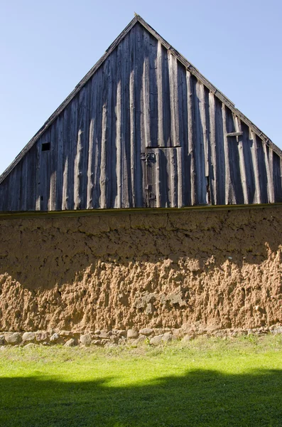 Ancient house with mole walls and wooden roof. — Stock Photo, Image