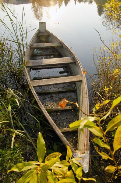 Παλιά ξύλινη βάρκα κλειδωμένο στη λίμνη. πρωί σκηνή. — Φωτογραφία Αρχείου
