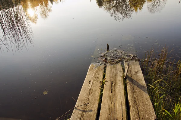 Złamane i pusty w wodzie opuszczony most drewniany — Zdjęcie stockowe