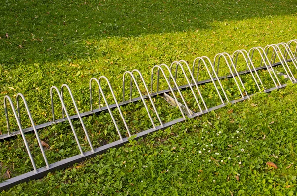 Healthy travel. Parking for bicycles on grass. — Stockfoto