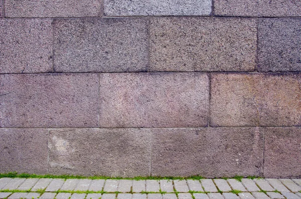 Blok muur en betegelde pad fragmenten achtergrond. — Stockfoto