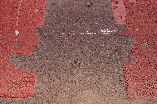 Camino de asfalto con paso peatonal puntiagudo rojo . —  Fotos de Stock
