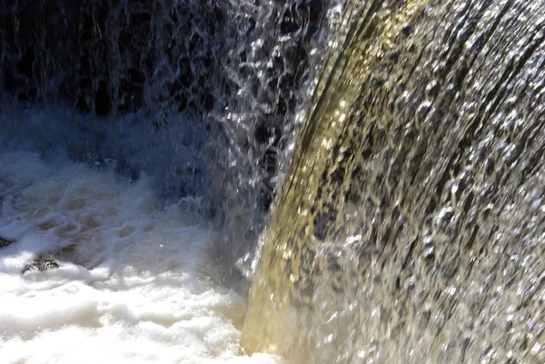 Fragment d'écoulement d'eau de cascade. Force imparable . — Photo