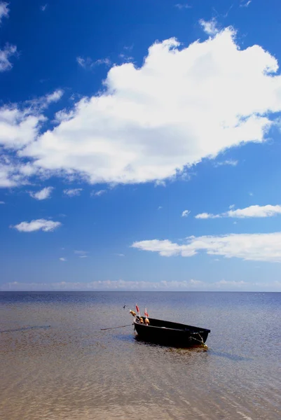 Plast båt med flöten bunden vid havet. — Stockfoto