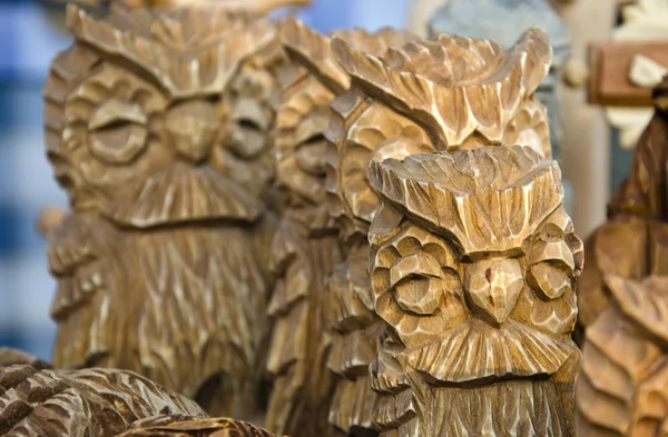 Eulenfiguren aus Holz geschnitzt. Handgefertigte Waren. — Stockfoto