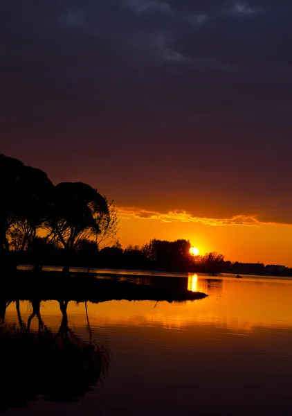 Καταπληκτική θέα του τοπίου ηλιοβασίλεμα στη λίμνη και στο σκάφος. — Φωτογραφία Αρχείου