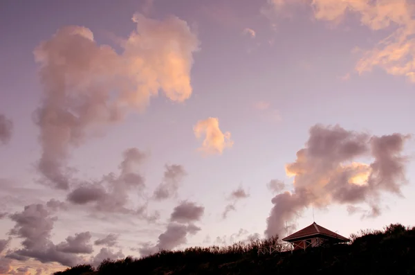 Deniz gökyüzü arka plan üzerinde küçük ahşap evde — Stok fotoğraf