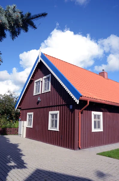 Detalles coloridos de la casa. Casa marrón con techo de cola roja . — Foto de Stock
