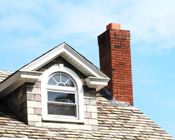 Komin zbliżeniowy na dachu — Zdjęcie stockowe