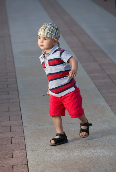 A kid on a road — Stock Photo, Image