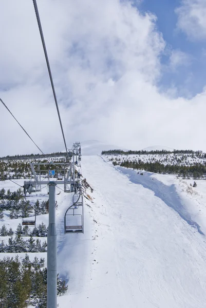 黑色滑雪路线附近的 palandoken 乘坐缆车 — 图库照片