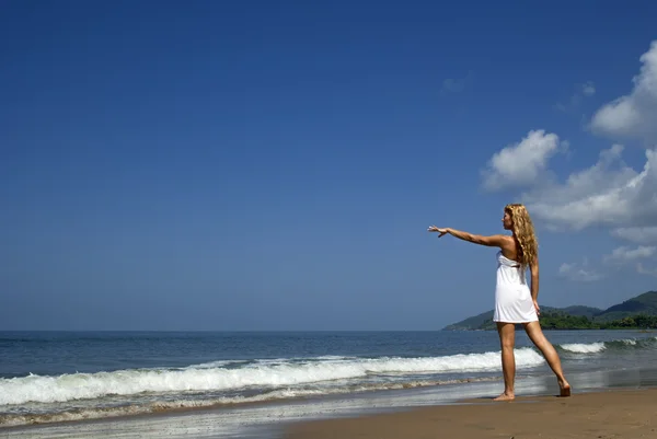 Žena na pláži pohledu daleko — Stock fotografie