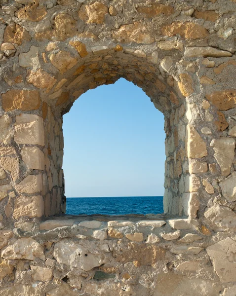 Widok na morze z okna — Zdjęcie stockowe