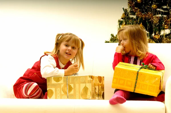 Kinderen door kerstboom — Stockfoto