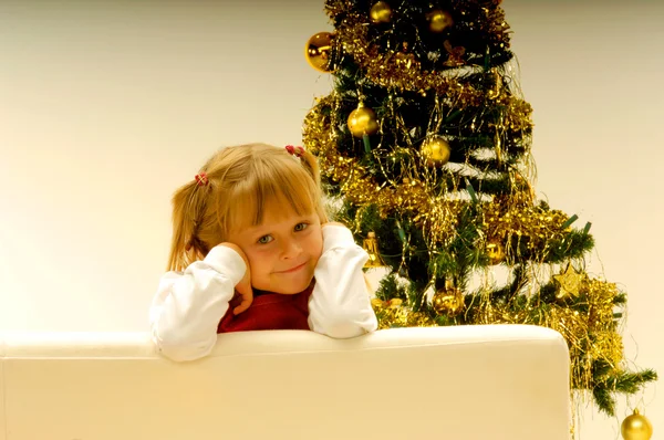 Girl door kerstboom — Stockfoto
