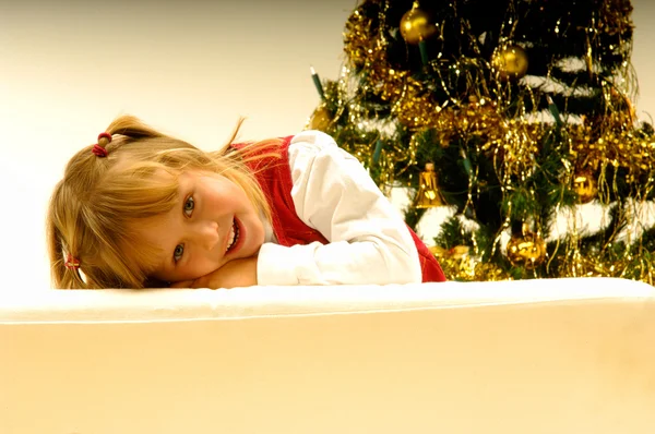 Chica por árbol de Navidad — Foto de Stock