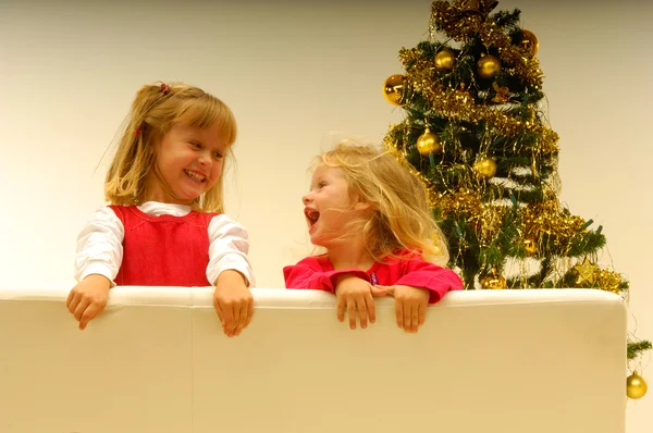 Barn vid julgranen — Stockfoto