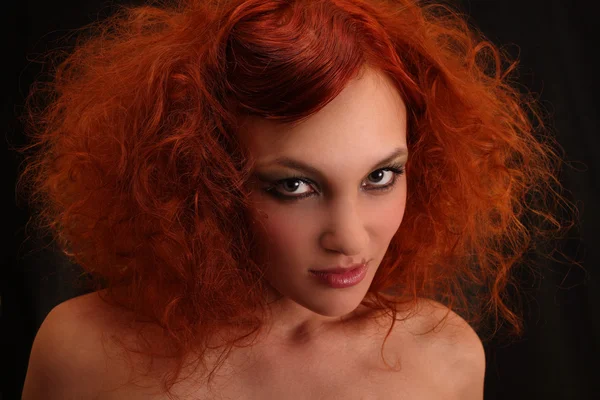 巻き毛の赤い髪の少女の肖像画 — ストック写真