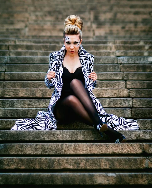 Menina bonita posando nas escadas da cidade — Fotografia de Stock