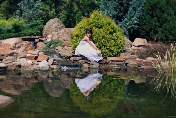 Noiva posa em uma lagoa — Fotografia de Stock