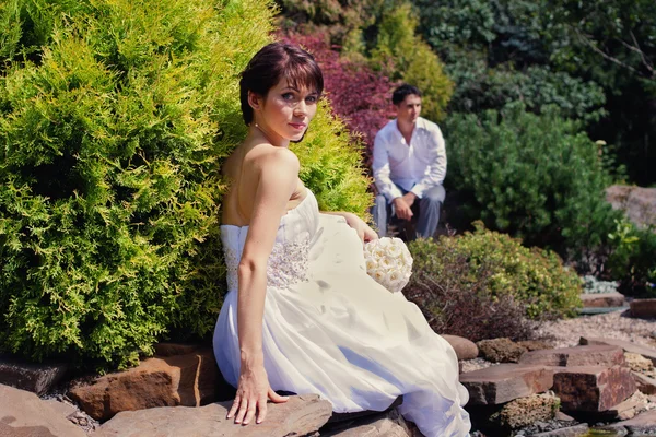 Mariée et marié posant dans le jardin — Photo