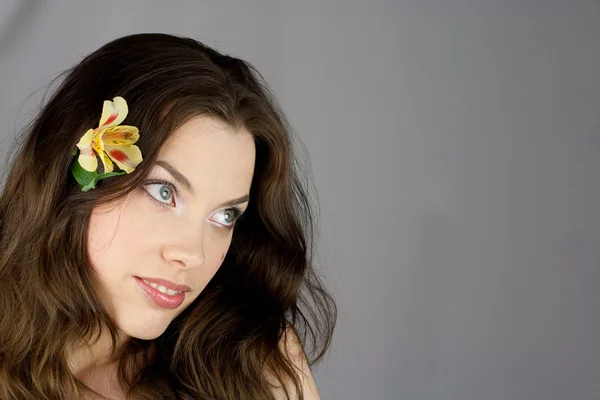 Vacker flicka i spa-behandlingar med blomma — Stockfoto