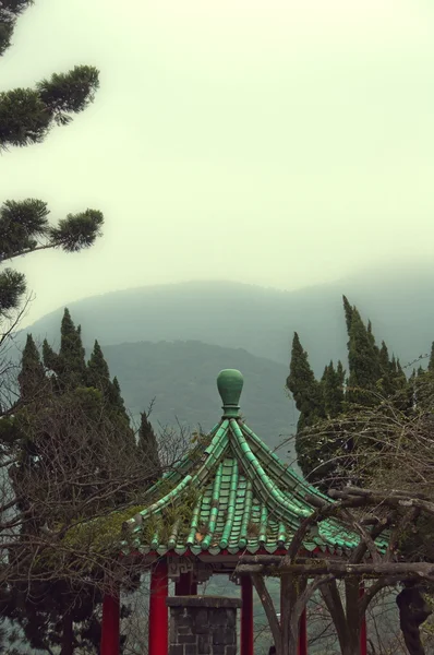 Тайваньский храм в горах — стоковое фото