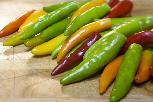 Různé barvy paprik. — Stock fotografie