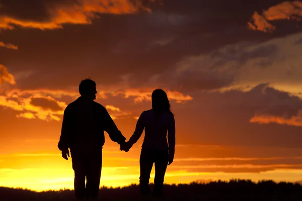 Couple walks at sunset. — Stock Photo, Image