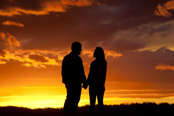 Romantiska par vid solnedgången. — Stockfoto
