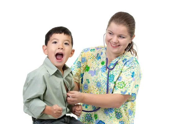 Chlapec reaguje na studené stetoskop. — Stock fotografie