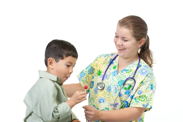看護師は男の子のお菓子を与える. — ストック写真