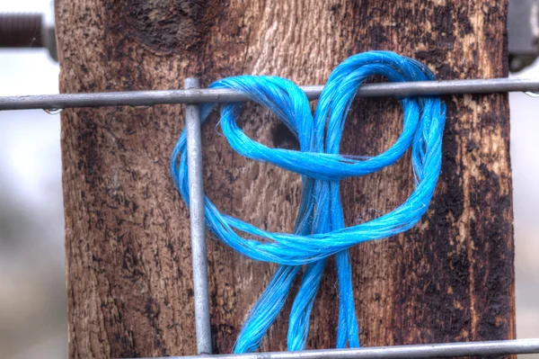 Rope in losse knoop op hek. — Stockfoto