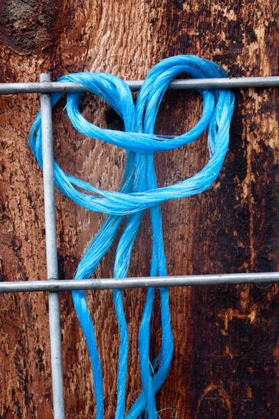 Blauwe touw op hek. — Stockfoto
