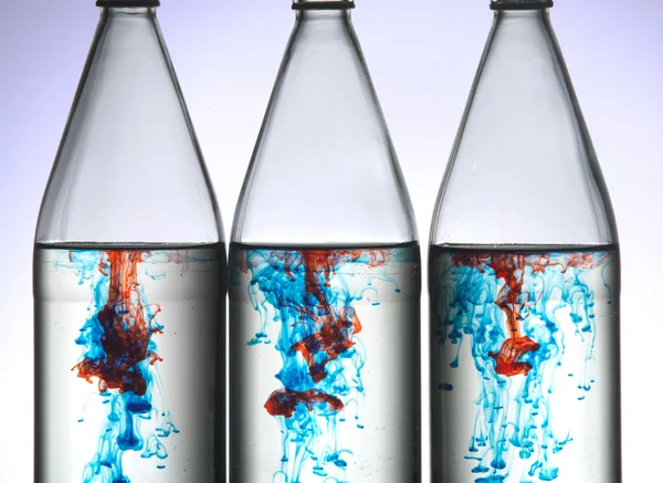 Colori rosso e blu in bottiglie . — Foto Stock
