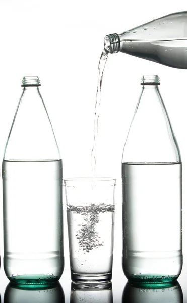 瓶から水を注ぐ. — ストック写真