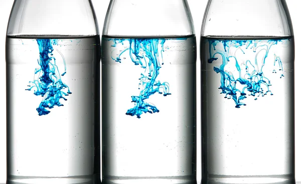 Colorante alimentare blu in acqua . — Foto Stock