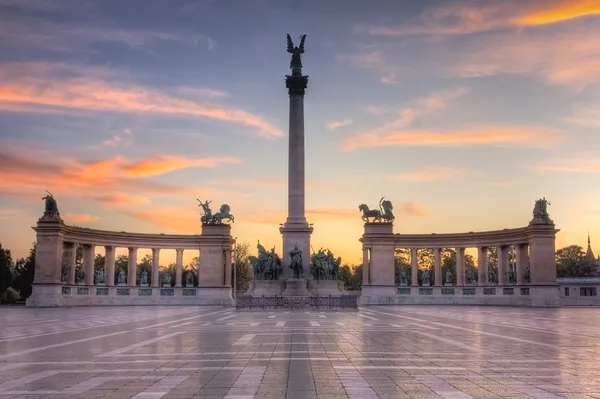 Hrdinové náměstí Budapešti sunrise — Stock fotografie