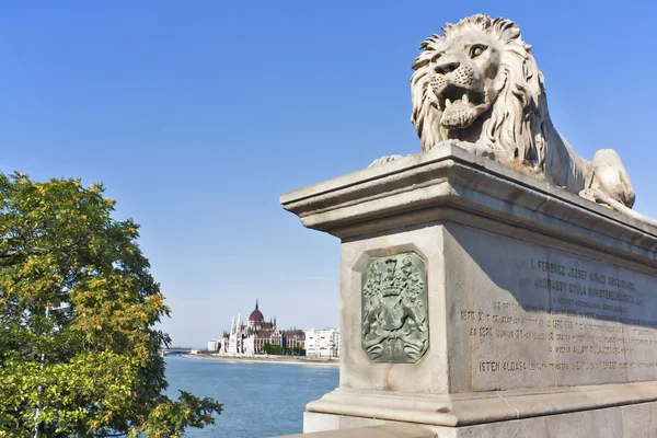 Λιοντάρι άγαλμα φύλαξη Κοινοβούλιο — Φωτογραφία Αρχείου