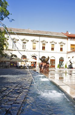 şehir meydanında su özelliği